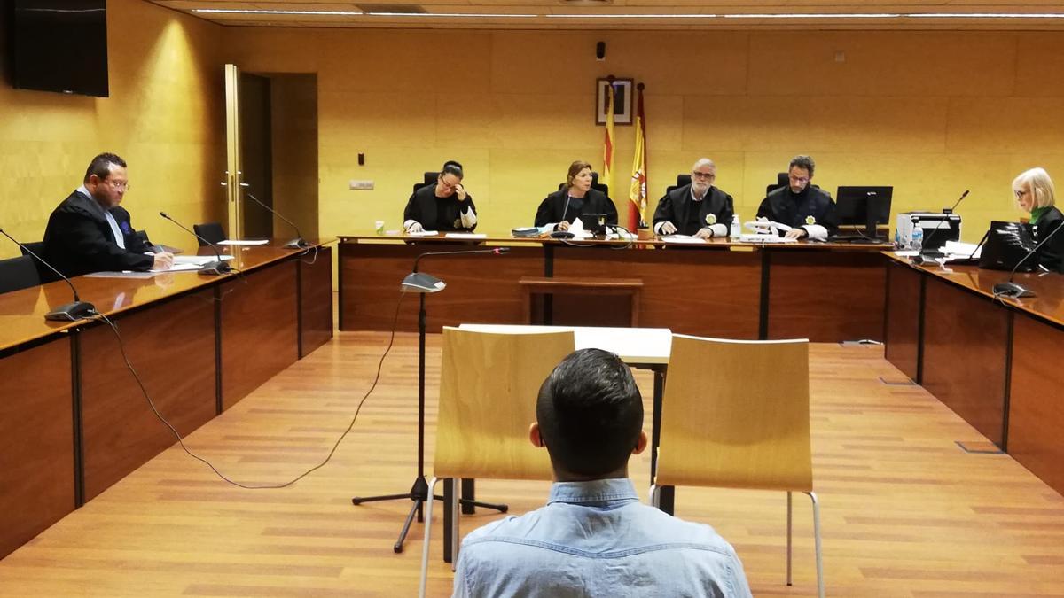 L'acusat, d'esquenes, durant el judici a l'Audiència de Girona
