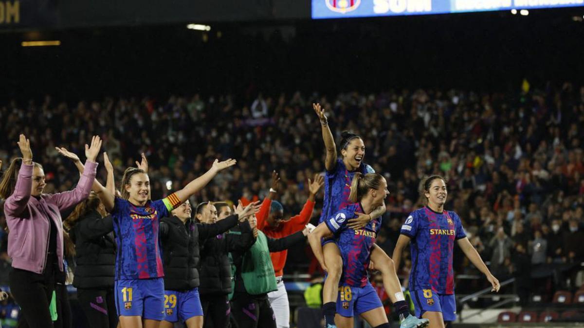 El Barcelona celebra la victoria en el Camp Nou. |  // ALBERT GEA