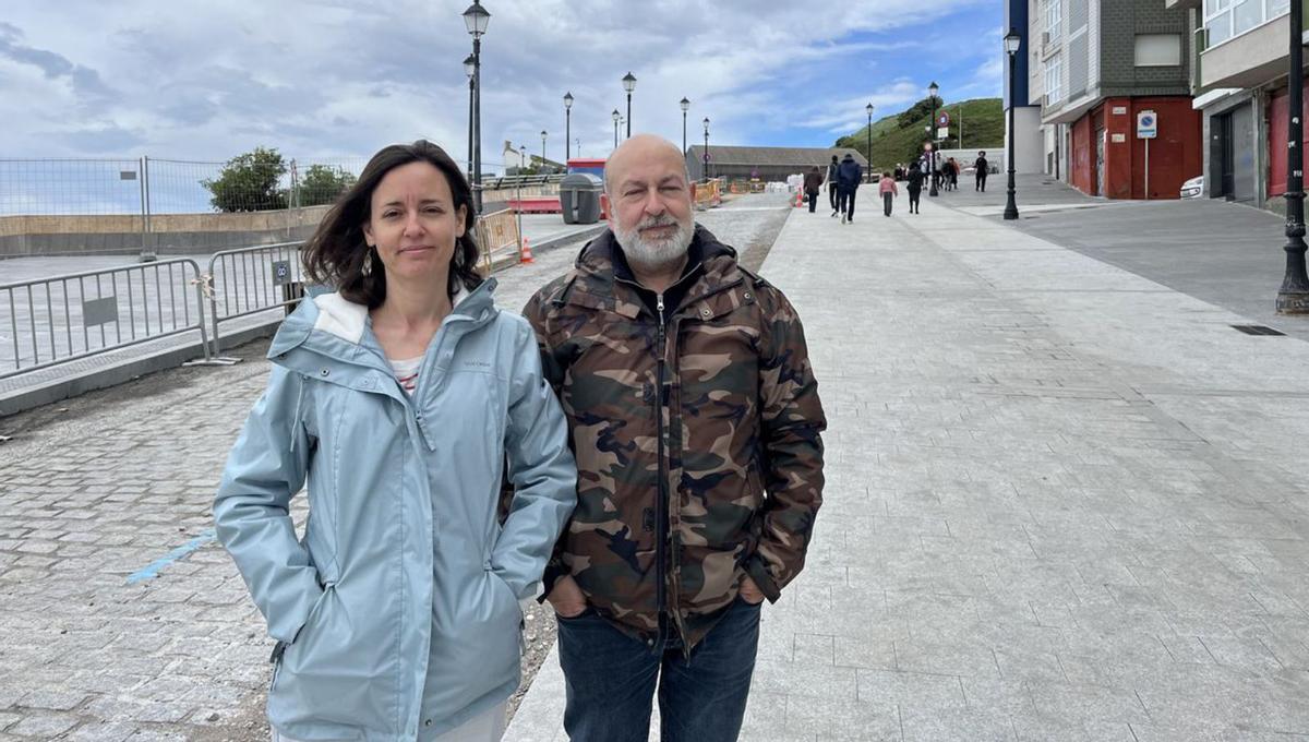 Blanca González y Javier Bedmar, en la renovada acera de Subida al Cerro.