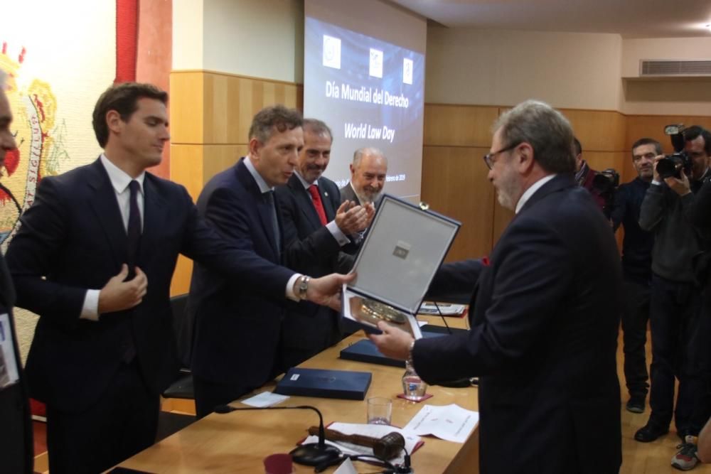 El líder nacional de Ciudadanos ha sido premiado por los abogados de Málaga con el 'World Peace and Liberty Award', un galardón que ha recibido de la mano del decano Francisco Javier Lara.