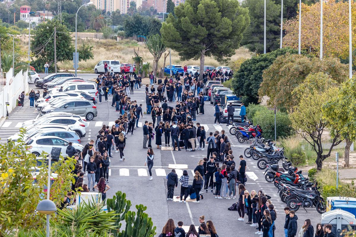 Alumnos de los institutos de Benidorm forman una "Cadena Humana" en la zona escolar del Salt de l'Aigua contra la violencia de género