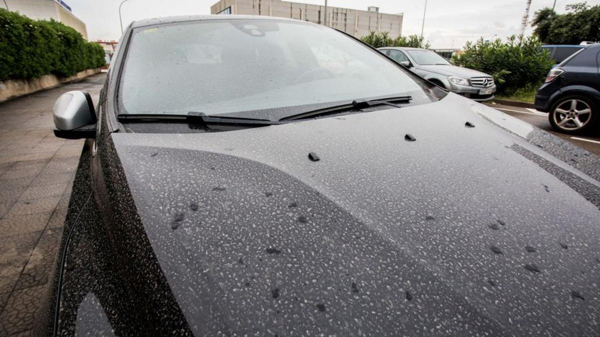 Coches manchados de barro por la lluvia. | F. BUSTAMANTE