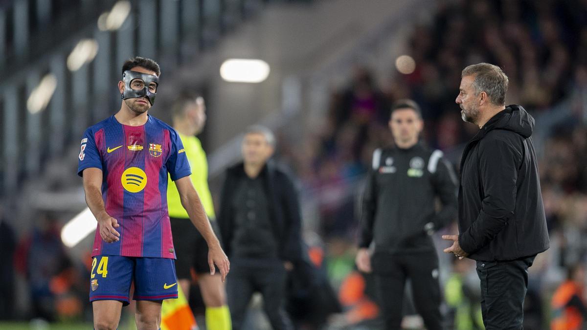 Eric García atiende a las explicaciones de Hansi Flick