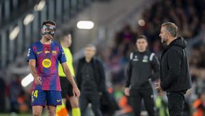 Eric García atiende a las explicaciones de Hansi Flick