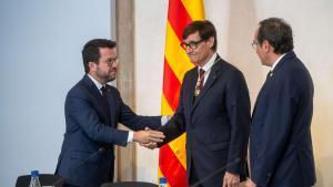 El president de la Generalitat, Salvador Illa, junto al expresident Pere Aragonès y el presidente del Parlament, Josep Rull.