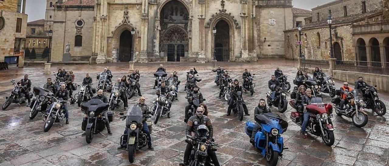 Los miembros de Asturias Chapter, en la plaza de la Catedral de Oviedo, a punto de iniciar el Camino. | Muel de Dios