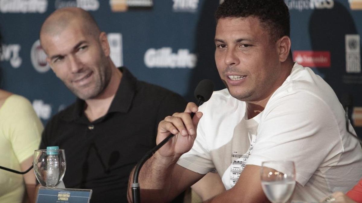 Ronaldo, junto con Zidane en una rueda de prensa previa a un partido entre Los Amigos de Zidane y los de Ronaldo