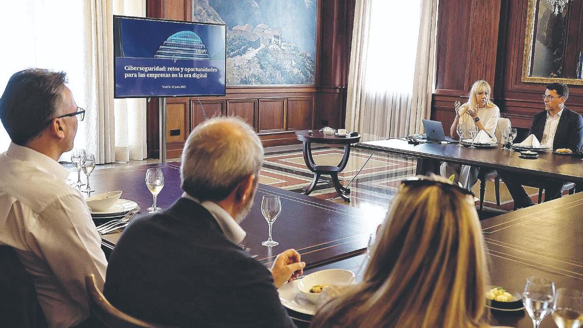 La responsable de Seguridad de Información de BBVA España, Laura del Pino , al comienzo de su conferencia.