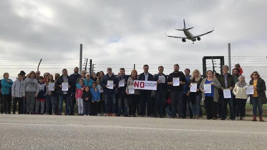 El coordinador de MÃ©s, Antoni Noguera, rodeado de alcaldes y ediles de su formaciÃ³n rechazando la ampliaciÃ³n del aeropuerto.