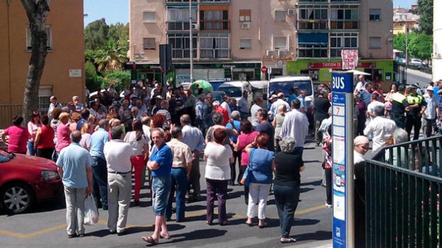 Los vecinos cortaron la carretera justo delante de la sucursal.