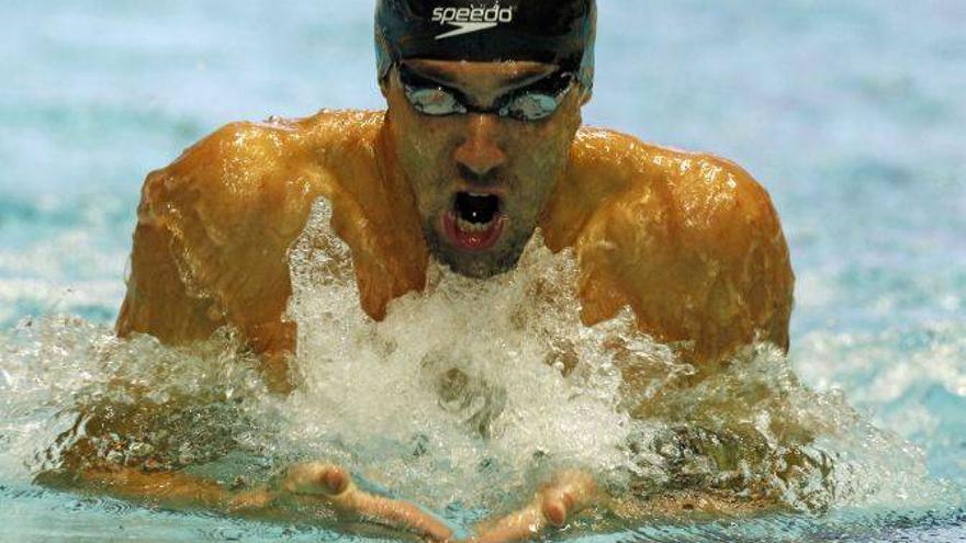 Phelps gana en Moscú los 100 estilos y es tercero en los 200 mariposa