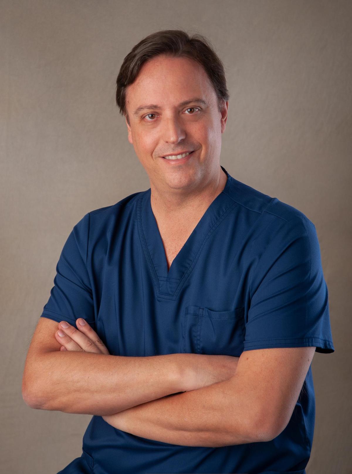 Doctro Emilio Martínez-Almoyna, codirector médico de Clínicas Undemax.