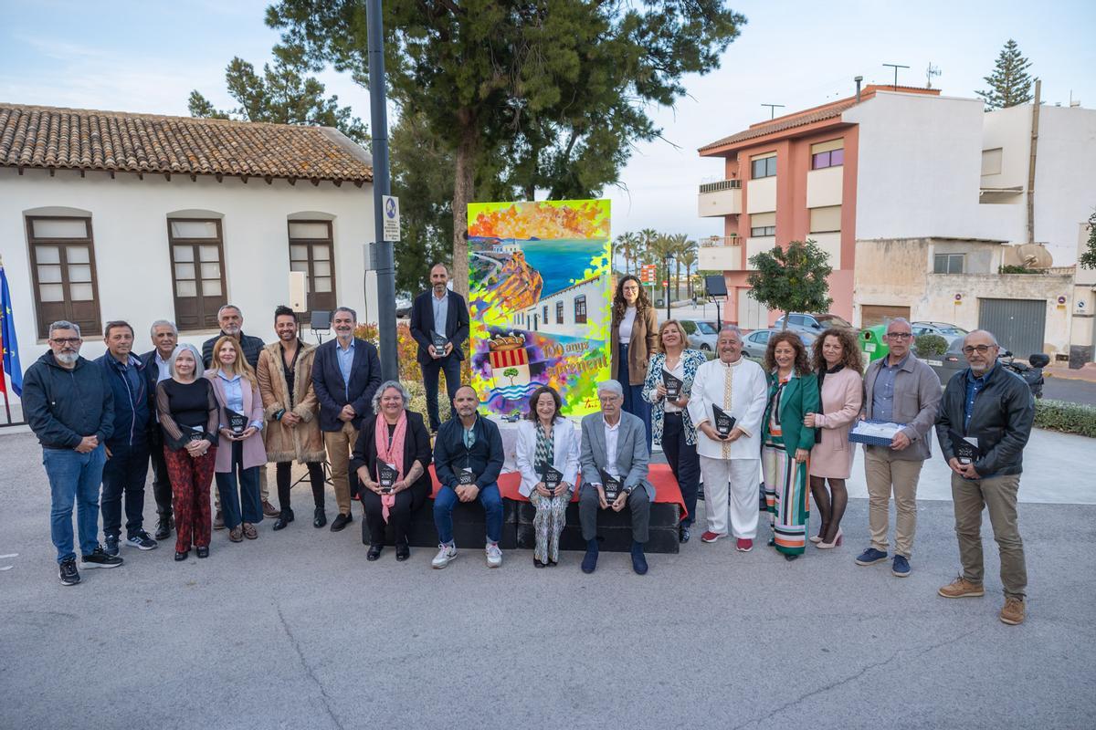 Conjunto de los premiados y premiadas en la edición 2026 posan en las centenarias Escoles Velles.