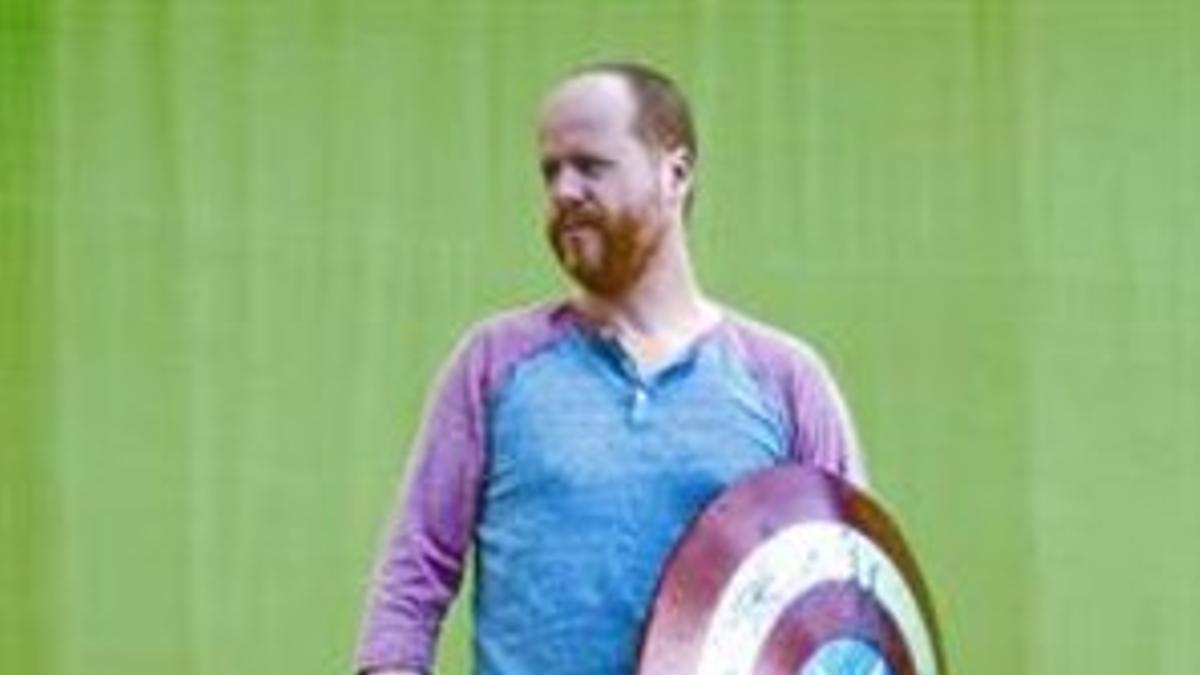 Joss Whedon, con el escudo de Capitán América.