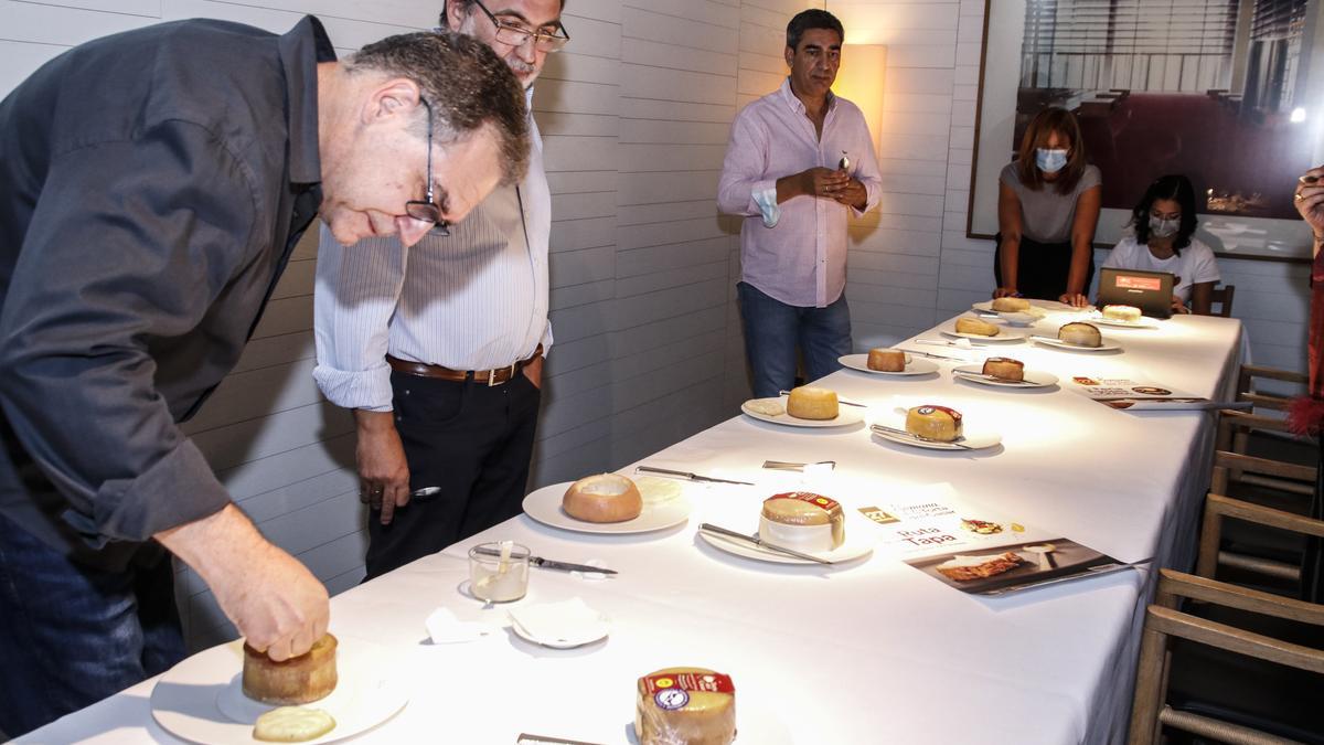 José Julio Peña, Rafael Rivero, Javier Muñoz, ayer, durante la cata-concurso de la Torta del Casar.