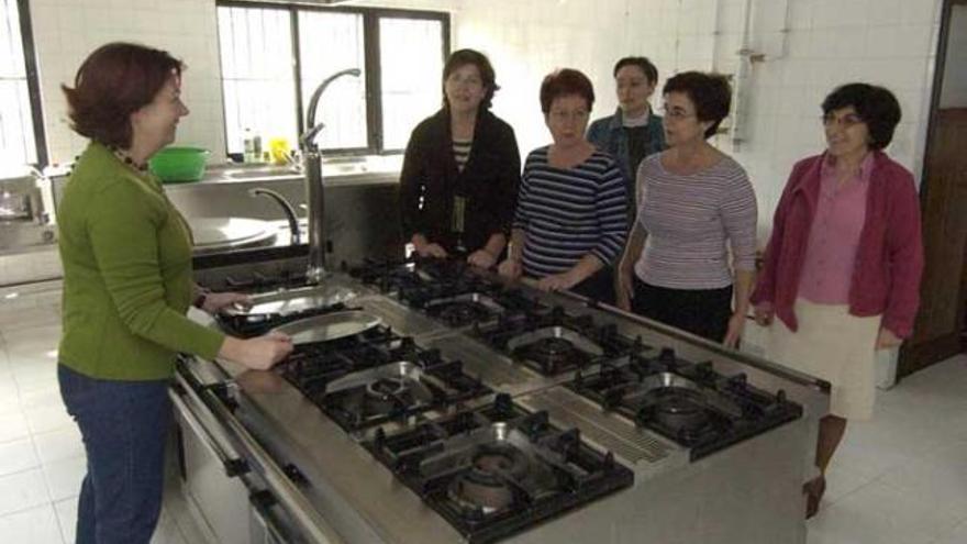 Asistentes a un curso de cocina de la Universidad Popular impartido en Mieres.