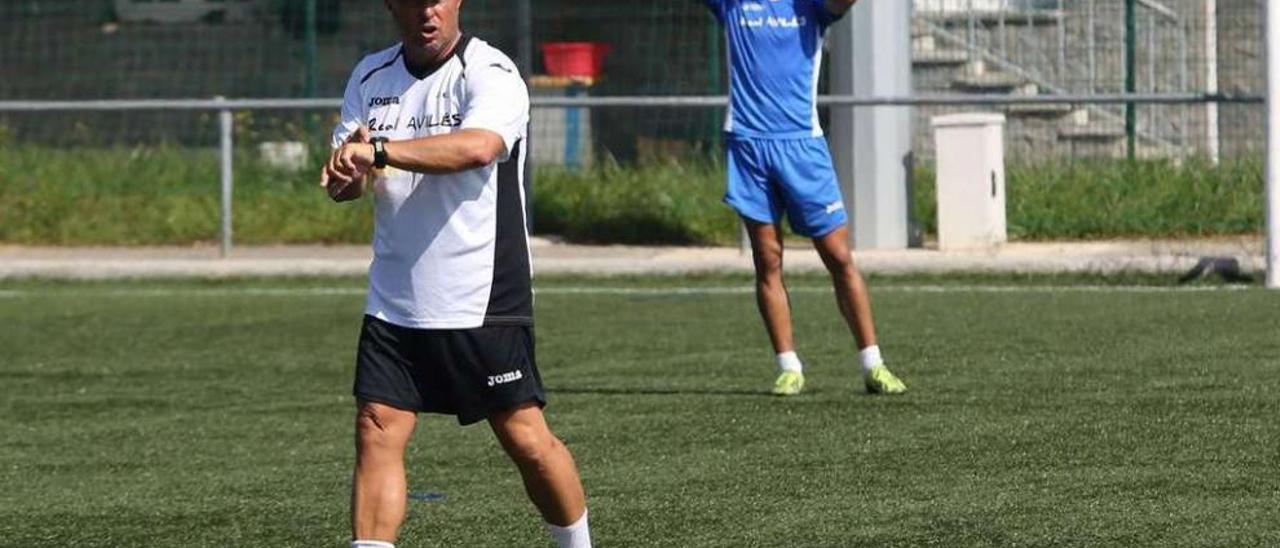 Josu Uribe, en un entrenamiento, con Gonzalo detrás.