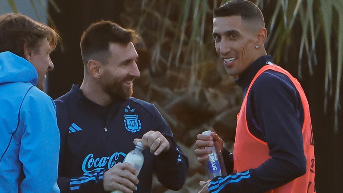 Lionel Messi y Ángel Di María sonríen durante un entrenamiento de la selección argentina