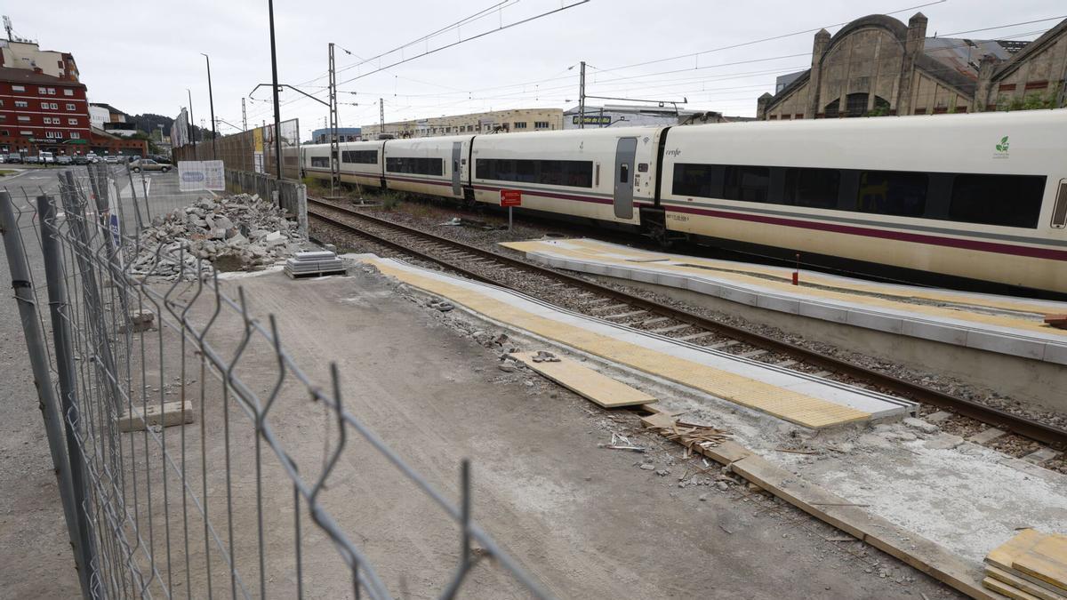 Obras de ampliación de los andenes en la estación de tren, en una imagen de archivo.