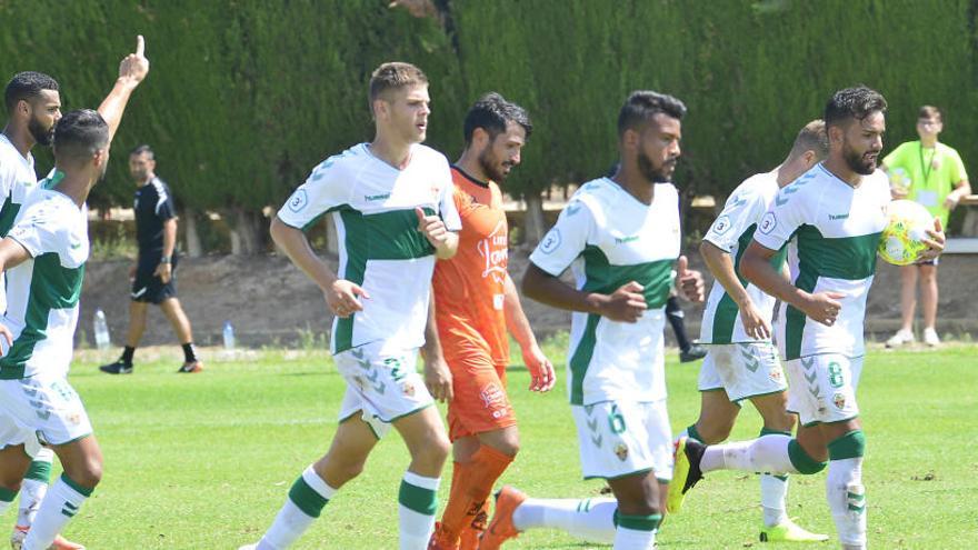 Los jugadores del Ilicitano durante un partido de esta temporada