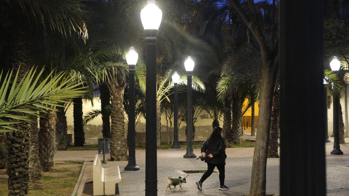 Luminarias recientemente instaladas en la plaza de López Orozco, que emiten una intensa luz led blanca.