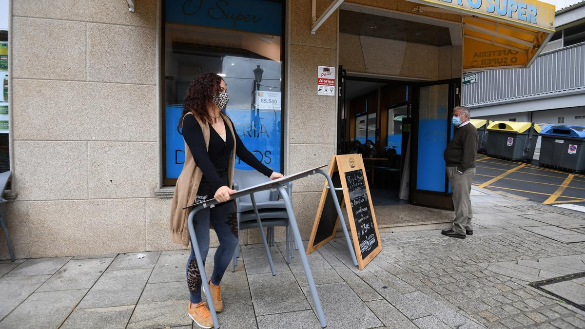 Retirada de terrazas en Sanxenxo con la entrada en vigor de las restricciones.