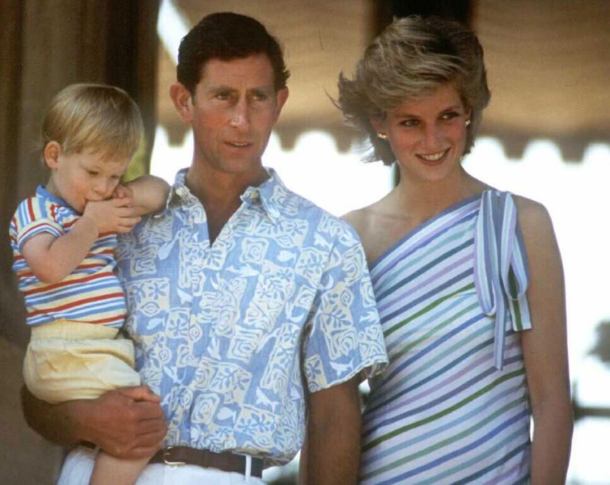 Los Príncipes de Gales, Carlos y Diana, con su hijo pequeño, el Príncipe Harry, en el Palacio de Marivent (Palma de Mallorca), en el verano de 1986, donde pasaron unas vacaciones invitados por los Reyes de España