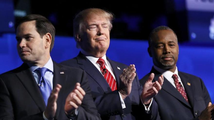 Trump, en el centro, junto Rubio (i) y Ben Carson (d).