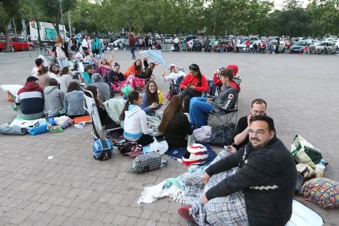 Largas colas para retirar las invitaciones del concierto de Rosalía