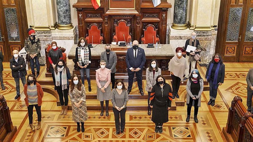 La alcaldesa, la edil de Benestar Social y representantes de entidades, ayer, en el salón de plenos.   | // L. O.