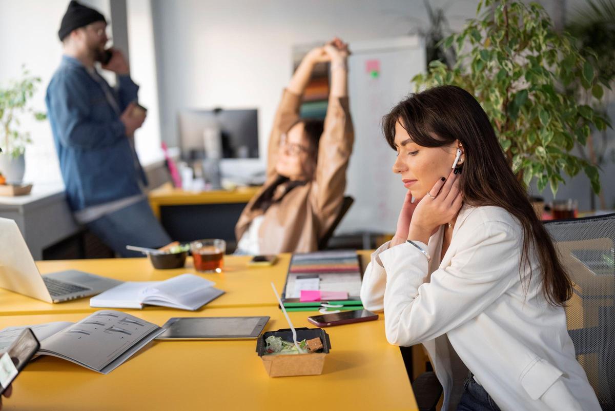 Sugerencias clave respaldadas por expertos para mantener la salud mental en el trabajo.