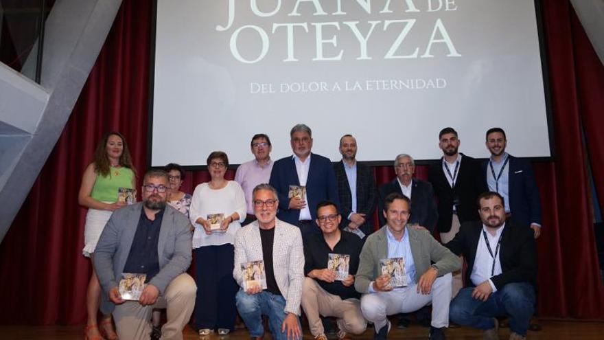 Los autores del documental sobre Juana de Oteyza, junto a familiares de la protagonista, responsables municipales y de cofradías, así como público, el sábado. | FERNANDO MORENO