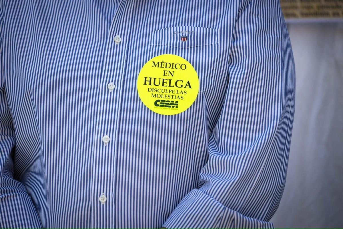Concentración de los médicos en el hospital Clínico de Zaragoza en el primer día de la segunda seman de huelga médica.