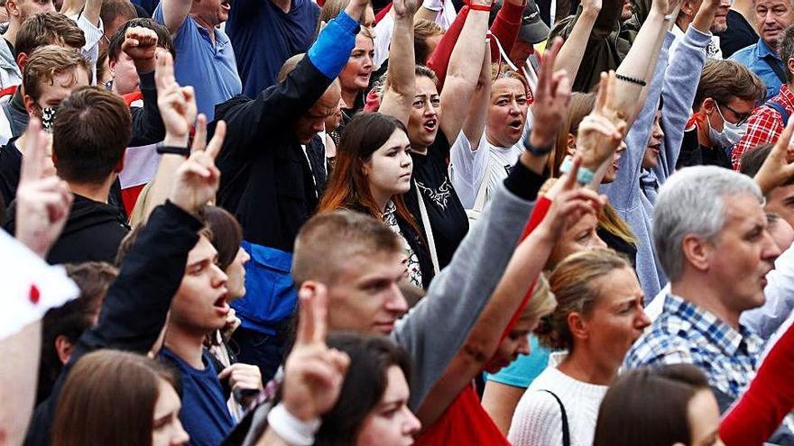 Desenes de milers de persones es van manifestar a Minsk.