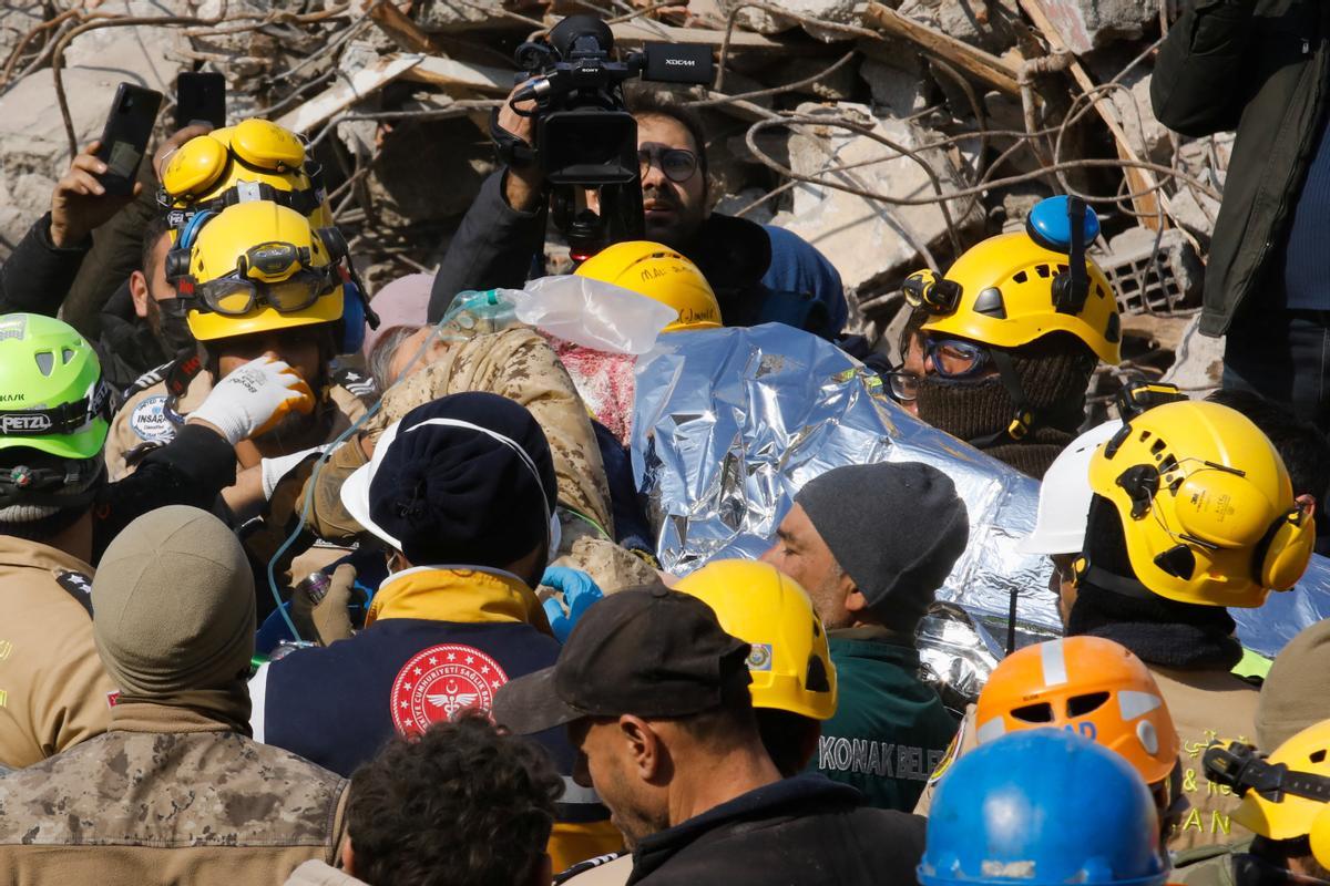 Saadet Sendag, una mujer turca que fue rescatada después de 177 horas, mientras continúa la búsqueda de supervivientes, después de un terremoto mortal en Hatay, Turquía, el 13 de febrero de 2023