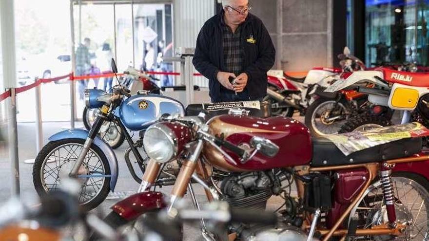 Un aficionado a las motos históricas en la Feria del Vehículo de Ocasión de La Magdalena, el año pasado.