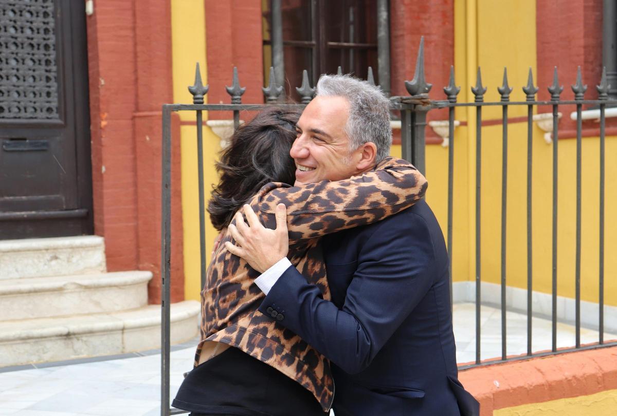 Elías Bendodo abraza a la alcaldesa de Carratraca, Marian Fernández, este viernes.