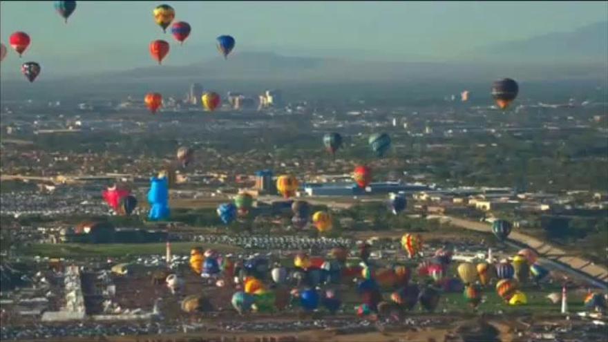 Continúa el mayor festival de globos aerostáticos del mundo en Nuevo México