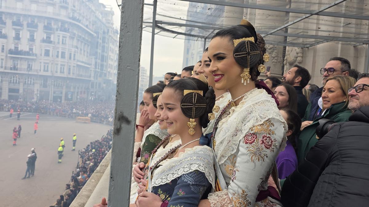 Las falleras en la segunda mascletà de las Fallas 2026