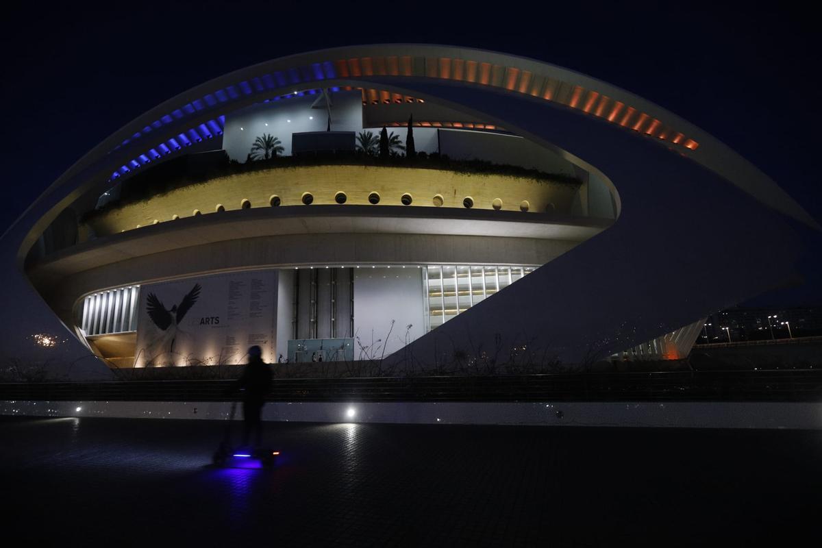 València se tiñe de azul y naranja contra el Cáncer