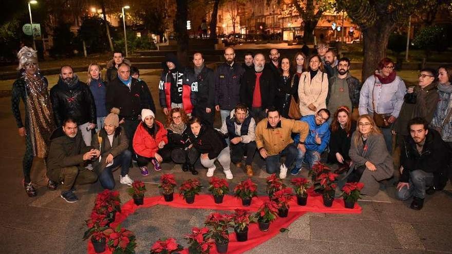 Casco conmemora el Día Mundial contra el Sida con un gran lazo con flores de Pascua, ayer, en A Coruña.