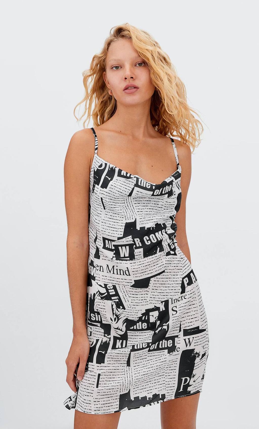 Vestido corto estampado periódico de Stradivarius (19,99 euros).