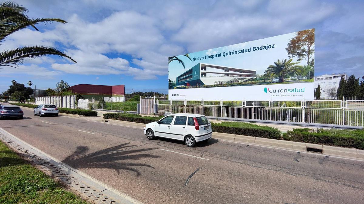 Parcela de la avenida de Elvas donde se construirá el nuevo hospital de Quirónsalud, con un gran cartel que lo anuncia.