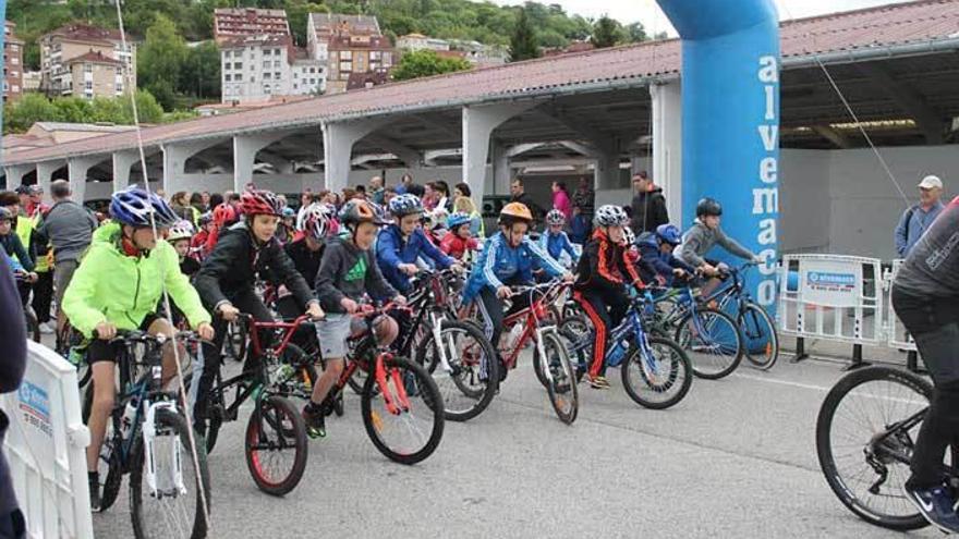Los escolares de Tineo compartieron una jornada en bicicleta