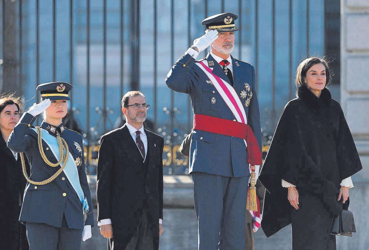 Felipe VI, con la Leonor y Leticia, ayer durante la Pascua Militar en Madrid. MADRID, 06/01/2026.- El rey Felipe VI, la princesa Leonor (izda, delante) y la reina Letizia presiden la ceremonia de la Pascua Militar, un solemne acto castrense que reúne a la cúpula de los tres ejércitos y de la Guardia Civil, este martes en la plaza de la Armería del Palacio Real en Madrid. EFE/Juanjo Martín