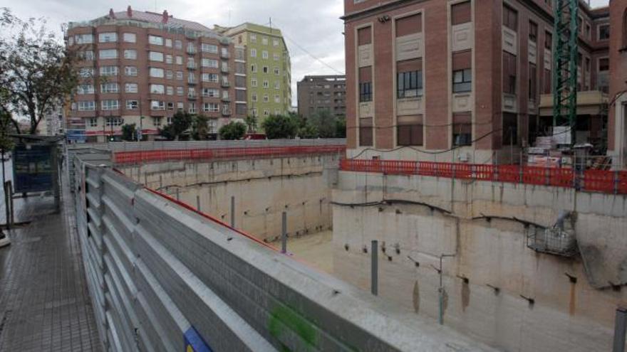 El foso del aparcamiento subterráneo rodea el centro educativo.