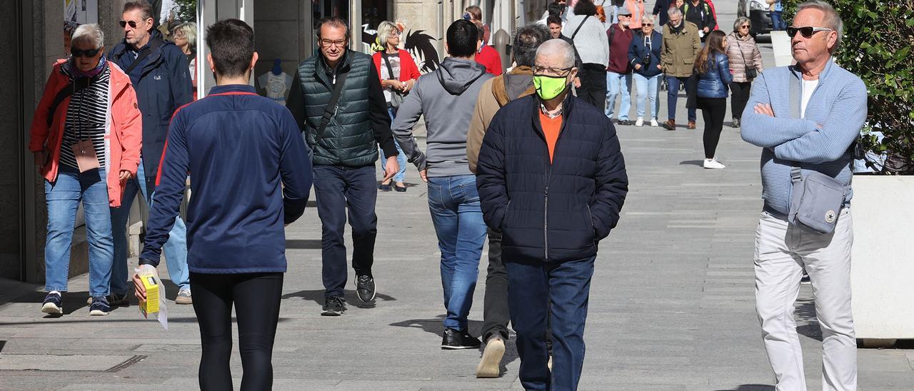 Personas paseando por la calle Príncipe de Vigo