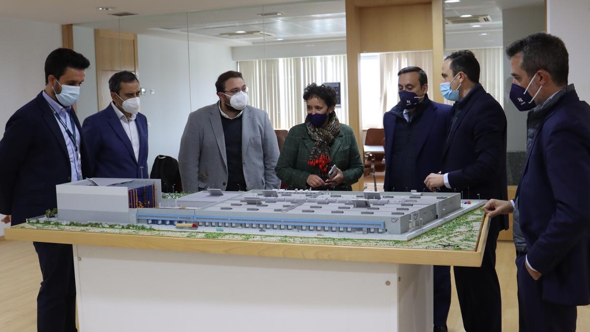 La alcaldesa estuvo acompañada en la visita por el concejal de Juventud e Innovación, Vicent Bou.