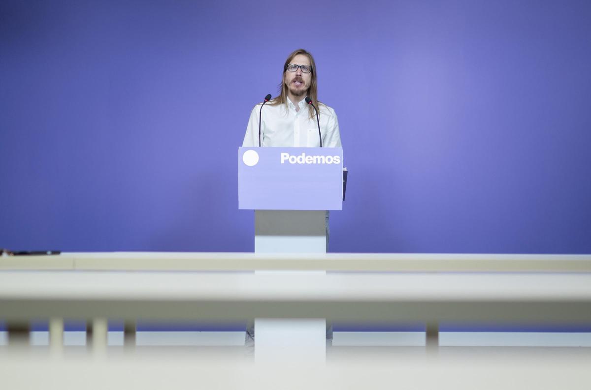 El secretario de Organización y portavoz de Podemos, Pablo Fernández, durante una rueda de prensa.