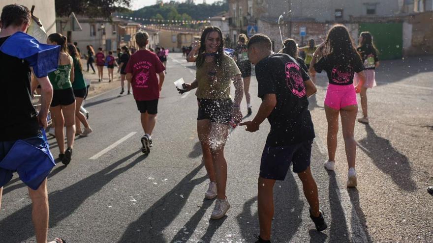 Varios jóvenes se divierten durante una de las actividades organizadas en las fiestas de Venialbo. |